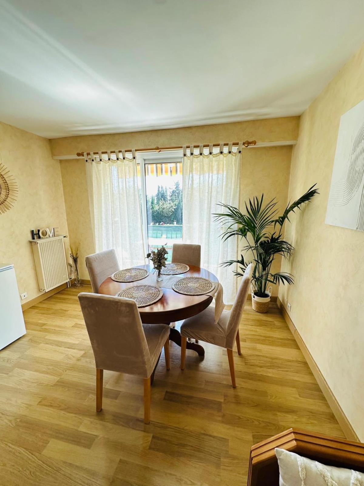 Spacieux 2 Chambres 65M2 Climatise Au Village Medieval Entre Nice Et Antibes ヴィルヌーヴ・ルベ エクステリア 写真